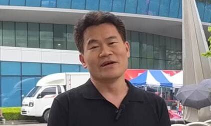 12일 부산 벡스코 앞에서 입장을 밝히는 전한길씨. 전한길뉴스 갈무리