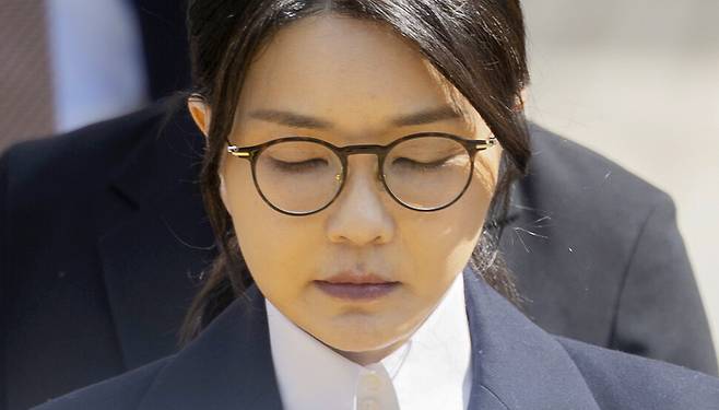 윤석열 전 대통령 부인 김건희 여사가 12일 구속 전 피의자 심문(영장실질심사)을 마친 뒤 서울 서초구 서울중앙지법 청사를 나서고 있다. 사진공동취재단