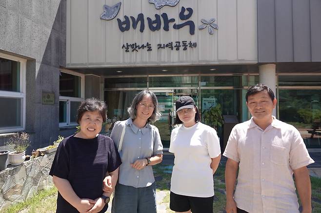 2025년 7월30일 충북 옥천군 안남면 배바우도농교류센터 앞. 왼쪽부터 신복자 배바우도농교류센터 사무장, 임해란 덕실마을 이장, 정혜밀 옥천고등학교 1학년 학생, 송윤섭 옥천군의원. 김양진 기자