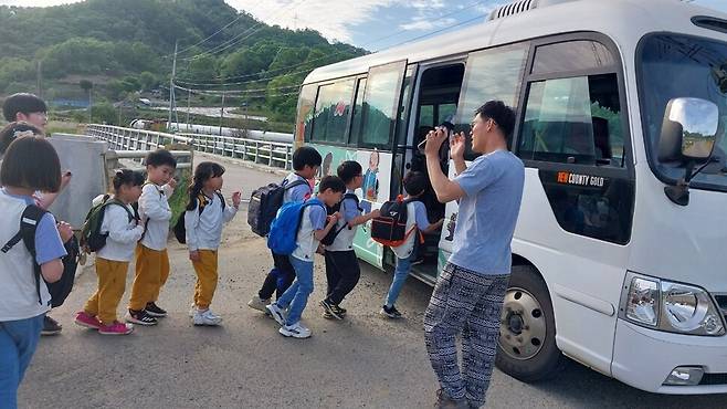 충북 옥천군 안남면 어린이들이 귀가를 위해 마을자치버스를 타고 있다. 임해란 제공