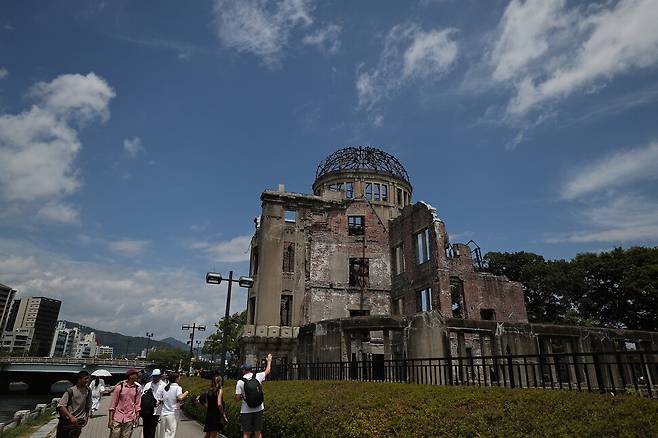 일본 히로시마에 원자폭탄이 투하된 지 꼭 80년이 된 2025년 8월6일 일본 히로시마 원자폭탄 돔 앞에서 시민들이 이야기를 나누고 있다. 히로시마/이종근 선임기자 root2@hani.co.kr