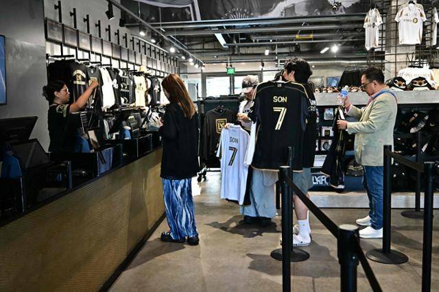 손흥민의 로스앤젤레스(LA)FC 입단 발표가 있던 7일(한국시간) 미국 LA의 BMO 스타디움 내 LAFC 공식 스토어에서 고객들이 손흥민의 유니폼을 구매하기 위해 줄을 서고 있다. LA=AFP 연합뉴스
