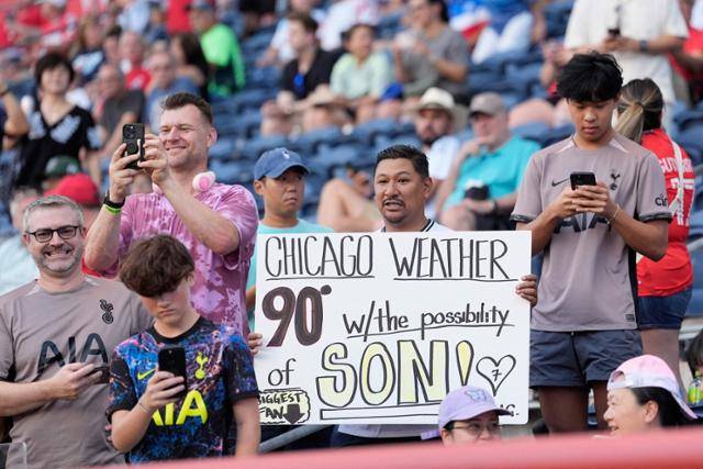 10일(한국시간) 미국 일리노이주 브리지뷰 시트긱 스타디움에서 열린 로스앤젤레스(LA)FC와 시카고 파이어FC의 경기에서 일부 축구 팬들이 손흥민의 전 소속팀이었던 토트넘 유니폼을 입고 응원하고 있다. 브리지뷰=AFP 연합뉴스