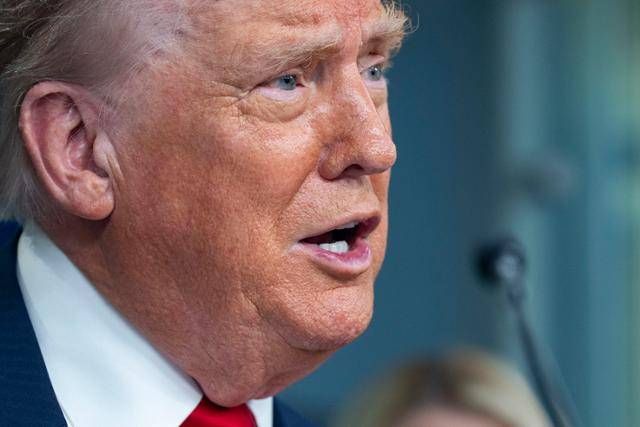 도널드 트럼프 미국 대통령이 11일 미 워싱턴 백악관 브리핑룸에서 기자회견을 하고 있다. 워싱턴=UPI 연합뉴스