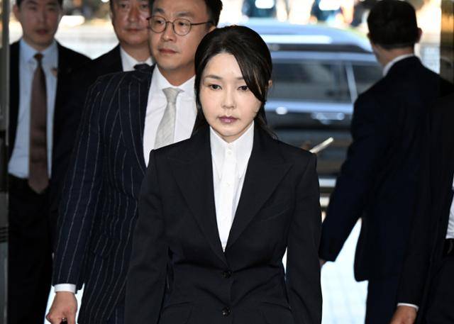 윤석열 전 대통령 부인 김건희 씨가 12일 서울 서초구 서울중앙지법에서 열린 구속 전 피의자 심문(영장실질심사)에 출석하고 있다. 사진공동취재단