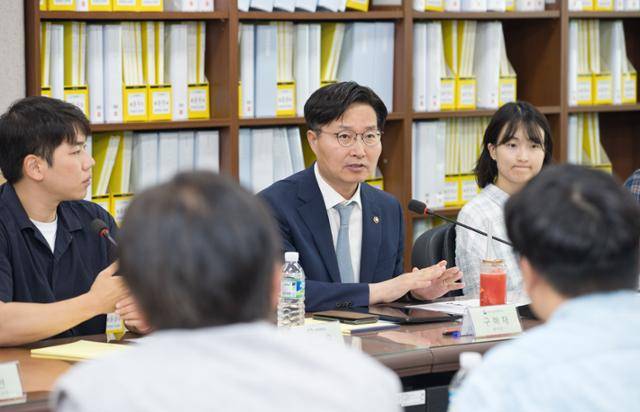 구혁채(가운데) 과학기술정보통신부 제1차관이 1일 서울 동대문구 경희대를 방문해 청년 연구자들과 간담회를 하고 있다. 과기정통부 제공