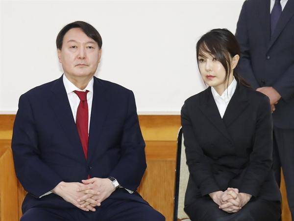 2019년 7월 25일 청와대에서 열린 윤석열 신임 검찰총장 임명장 수여식에 배우자인 김건희 당시 코바나컨텐츠 대표가 함께 착석해 있다. 연합뉴스