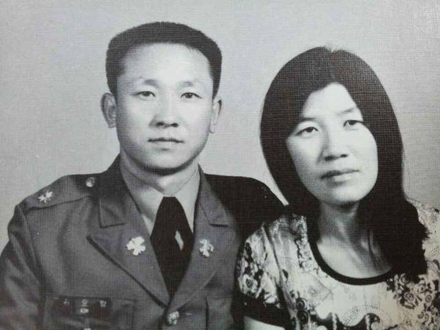 1978년 고 김오랑(왼쪽) 중령이 소령일 당시 정복을 입고 부인 백영옥씨와 찍은 사진. 김오랑중령추모사업회 제공