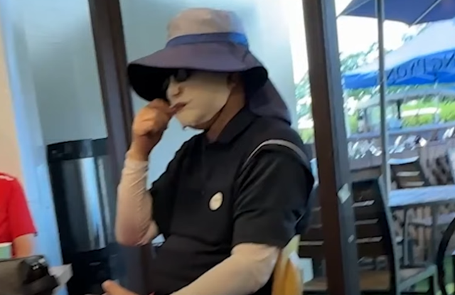 권성동 국민의힘 의원이 10일 용평컨트리클럽 골프장 내 식당에서 흰색 복면을 쓰고 있는 모습. 인터넷매체 뉴탐사가 11일 공개한 영상을 캡처했다.