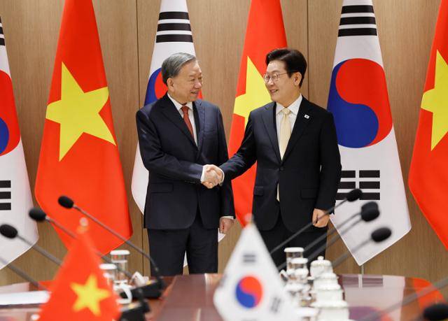 이재명(오른쪽) 대통령과 또 럼 베트남 당서기장이 11일 서울 용산 대통령실에서 열린 정상회담에서 악수하고 있다. 왕태석 선임기자