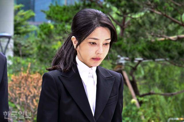 김건희 여사가 6일 소환조사를 받기 위해 서울 종로구 민중기 특별검사팀 사무실로 들어서고 있다. 전·현직 영부인이 피의자 신분으로 수사기관에 공개 출석하는 건 이번이 처음이다. 강예진 기자
