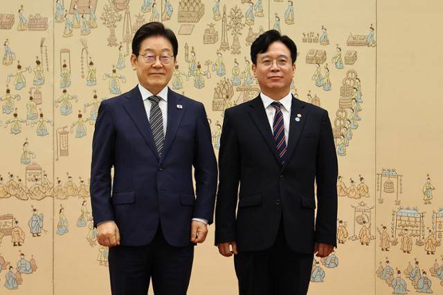 이재명 대통령이 지난달 23일 서울 용산 대통령실 청사에서 열린 임명장 및 위촉장 수여식에서 김영훈 고용노동부 장관에게 임명장을 수여한 뒤 기념촬영하고 있다. 왕태석 선임기자