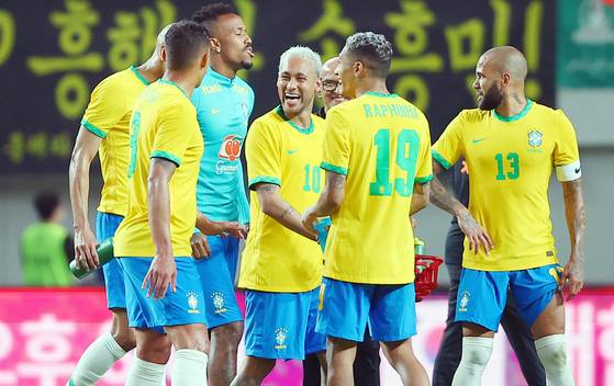 기뻐하는 브라질 (서울=연합뉴스) 김도훈 기자 = 2일 오후 서울월드컵경기장에서 열린 남자 축구 국가대표팀 친선경기 한국과 브라질의 경기에서 1-5로 승리한 브라질 선수들이 기뻐하고 있다. 2022.6.2 superdoo82@yna.co.kr (끝) 〈저작권자(c) 연합뉴스, 무단 전재-재배포 금지〉