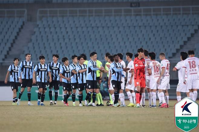 사진은 지난 3월 맞대결 당시 천안과 부천 선수단. 사진=프로축구연맹