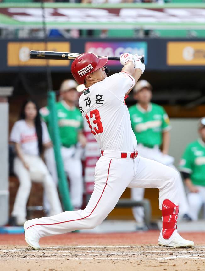 12일 인천 키움전에서 시즌 3호 홈런을 때려낸 하재훈의 타격 모습. SSG 제공