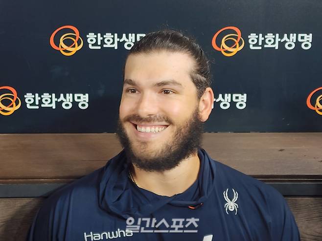 한화 에이스 폰세가 12일 롯데전 승리 뒤 인터뷰를 하며 웃고 있다. IS포토