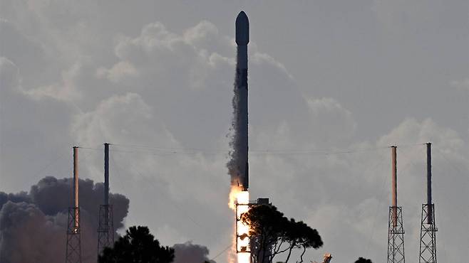 카이퍼 위성 24기 실은 스페이스X 팰컨9 발사 사진