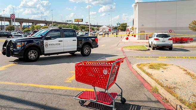 총격 사건이 발생한 미 텍사스주 오스틴 '타깃' 매장 주차장 [연합뉴스/AFP 제공]