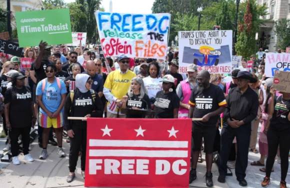 11일 미국 워싱턴 DC에서 도널드 트럼프 대통령의 '워싱턴 DC 경찰국 연방 통제'에 반대하는 시위가 열리고 있다. [사진=AFP/연합뉴스]