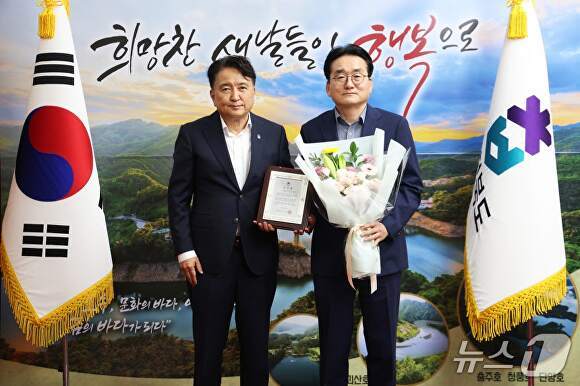 손인석(오른쪽) 충북도 정무특별보좌관이 12일 김영환 지사에게 퇴임 신고를 한 뒤 사진 촬영을 하고 있다. [사진=충북도]