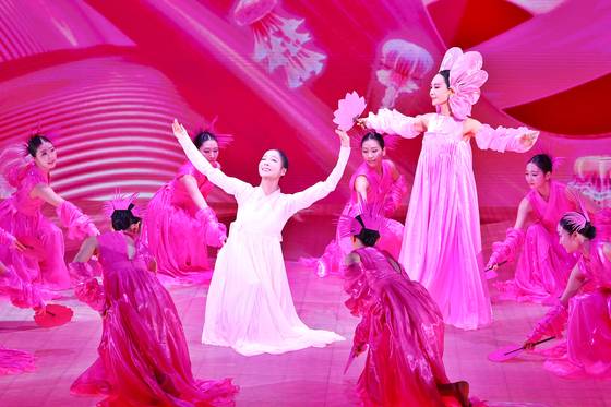 배우 채시라(사진 오른쪽)가 무용수로 데뷔한 연희극 ‘단심’. [연합뉴스]