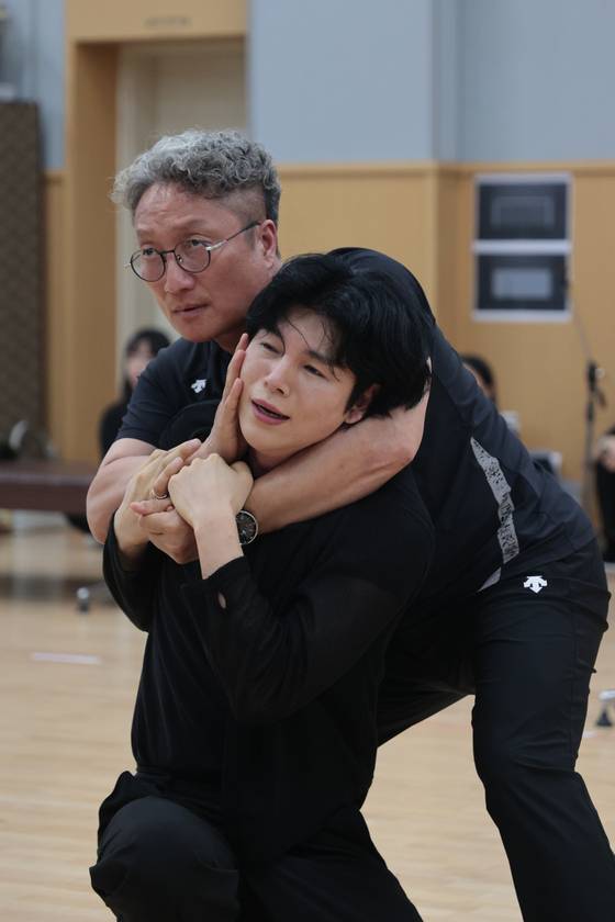 판소리극 ‘심청’에서 심봉사로 나온 ‘국악 아이돌’ 김준수(사진 오른쪽). [연합뉴스]