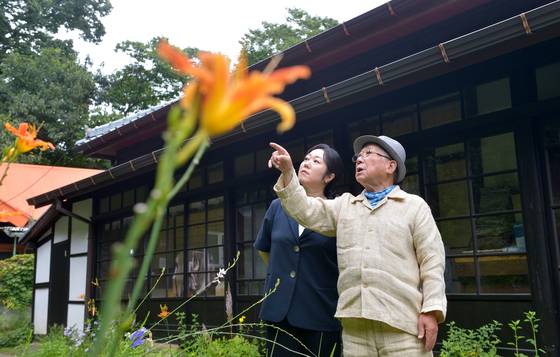 나태주 시인과 딸 나민애 서울대 교수가 80주년 광복절을 앞두고 충남 공주에 있는 '나태주 풀꽃문학관'에서 풀꽃과 현대사 등을 주제로 '부녀 대화'를 나누고 있다. 김성태 객원기자