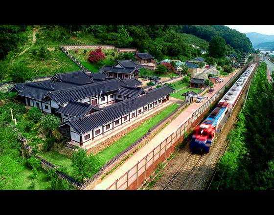 경북 안동시 법흥동에 위치한 임청각 전경. 일제가 항일 정기를 끊겠다며 철길을 설치해 임청각 규모가 반토막난 모습. 사진 안동시
