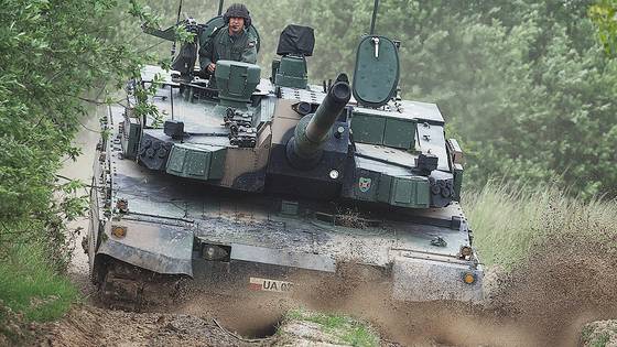 한국산 K2 전차를 타고 훈련하는 폴란드 군인. 로이터=연합뉴스