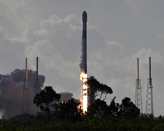 아마존의 카이퍼 위성 24기 실은 스페이스X의 팔콘 9 로켓이 지난 11일(현지시간) 오전 8시 35분 플로리다 주 케이프 캐너버럴 우주군 기지의 발사대에서 발사되고 있다. UPI=연합뉴스