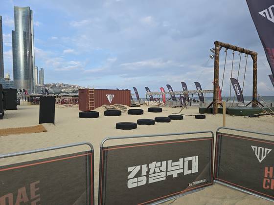 해운대 프로모션존에 조성된 강철부대 체험장이 지난달 말 운영이 중단돼 흉물로 방치돼 있다. 이은지 기자