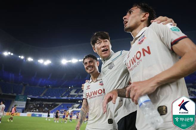 프로축구 수원FC 김은중(가운데) 감독. [사진 프로축구연맹]