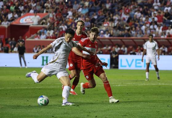 LAFC에 합류한 손흥민(왼쪽)이 10일 시카고 파이어와의 MLS 데뷔전에서 맹활약했다. 로이터=연합뉴스