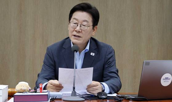 이재명 대통령이 12일 서울 용산 대통령실에서 국무회의를 하고 있다.   이 대통령 자리 앞쪽에 광복 80주년 기념 태극기 달기 캠페인 인형 열쇠고리와 네임택이 놓여 있다. 대통령실사진기자단