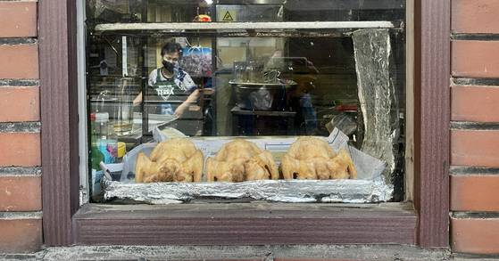 서울 종로구 무악동의 '진미통닭'은 2021년 8월 현재 개업 33년째인 '동네 치킨집'이다. 남편 박상우씨가 안 나온 지난 8월 11일, 아내가 7개 테이블의 가게 일을 도맡아 했다. 김홍준 기자