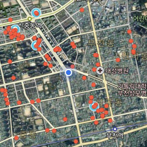 경기도 부천 소방서 앞에서 지난 8월 10일 스마트폰 지도 앱을 통해 '치킨집'을 검색하자 나타난 화면. 부천시는 지자체 중 치킨집 개폐업 1위이자, 업체 수 1위인 곳이다. 김홍준 기자
