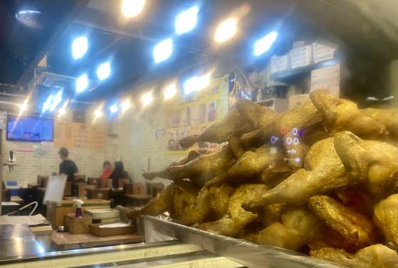 치킨집은 많이 생기고, 많이 사라진다. 국토연구원은 지난 20년간 치킨집 폐업률이 78.2%에 달한다고 밝혔다. 사진은 서울 서대문구의 한 치킨집. 김홍준 기자