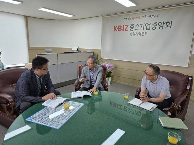 ▲ 강원조달청이 11일 중소기업중앙회 강원본부를 방문해 중소기업 판로 확대와 지역경제 활성화 방안을 모색했다.