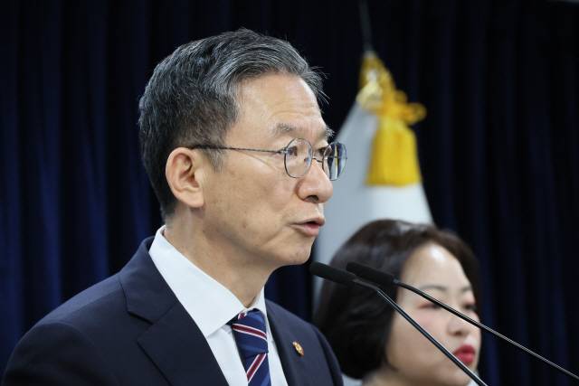 ▲ 정성호 법무부 장관이 11일 서울 종로구 정부서울청사에서 8·15 광복절 특별사면 명단을 발표하고 있다.  연합뉴스