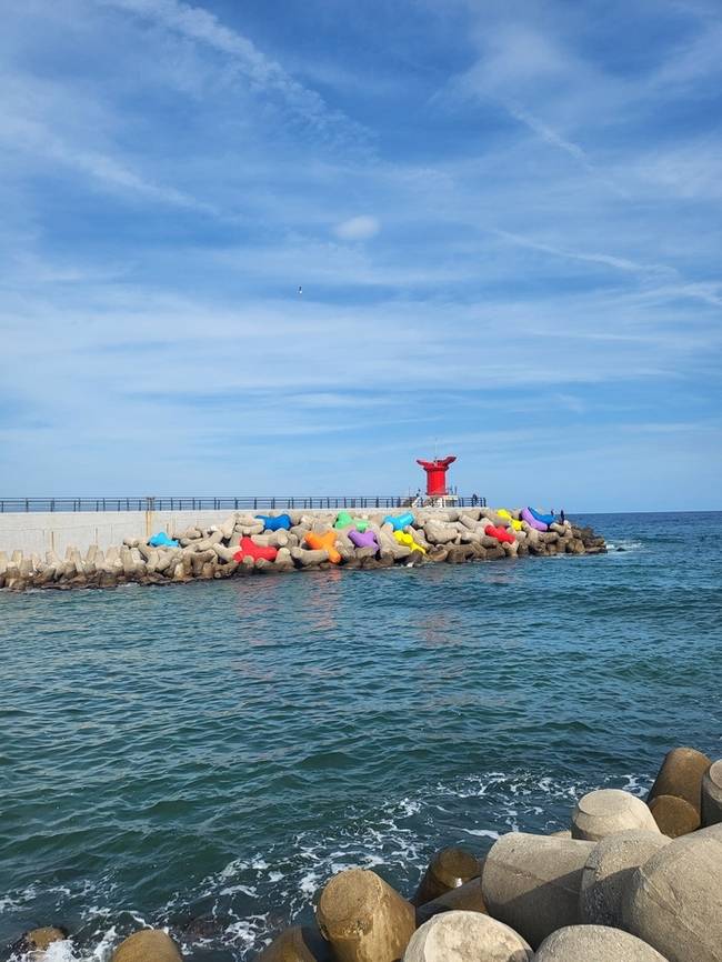 ▲ 동해시 어달항이 알록달록 테트라포드와 조화를 이루며 이국적인 바다풍경을 연출한다.