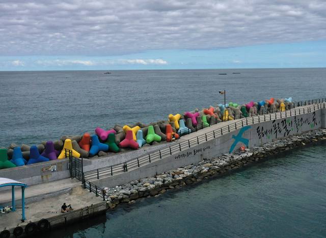 ▲ 동해시 어달항이 알록달록 테트라포드와 조화를 이루며 이국적인 바다풍경을 연출한다.