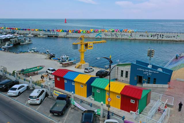 ▲ 동해시 어달항이 알록달록 테트라포드와 조화를 이루며 이국적인 바다풍경을 연출한다.