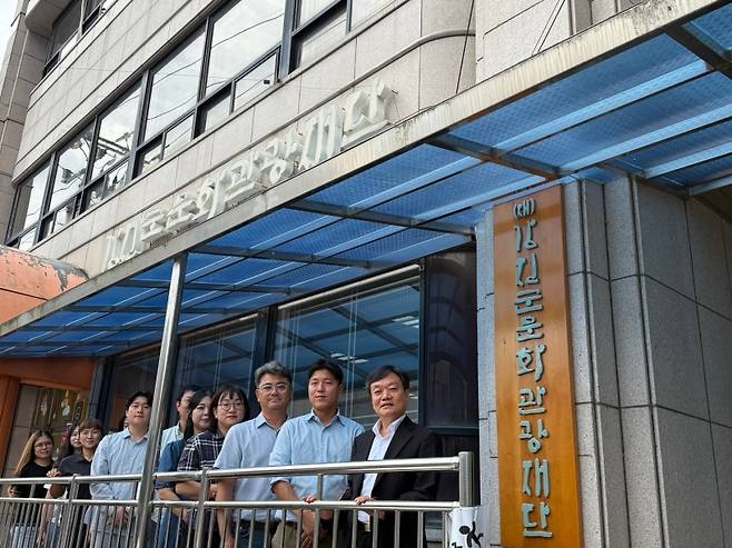 ▲강진군문화관광재단 직원들과 함께