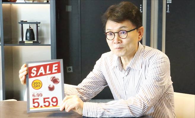 전성호 솔루엠 대표가 주력 제품인 전자가격표시기(ESL)에 대해 설명하고 있다. 솔루엠 제공