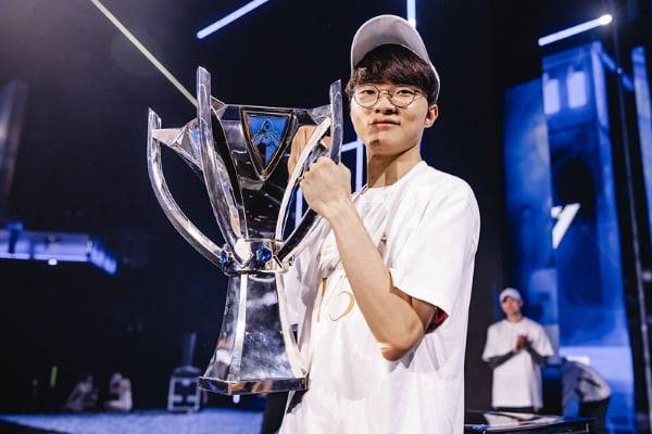 지난 2024 리그오브레전드 월드 챔피언십 결승에서 승리한 후 우승컵을 들어 올리고 있는 T1 '페이커' 이상혁 (라이엇게임즈 제공)