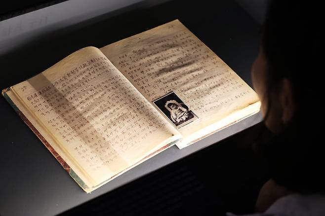 11일 서울 중구 덕수궁 돈덕전에서 열린 특별전 '빛을 담은 항일유산' 언론공개회에서 관계자가 '제시의 일기'를 살펴보고 있다. 전시는 근대기 항일 독립유산을 통해 광복의 의미를 조명한다.  /연합