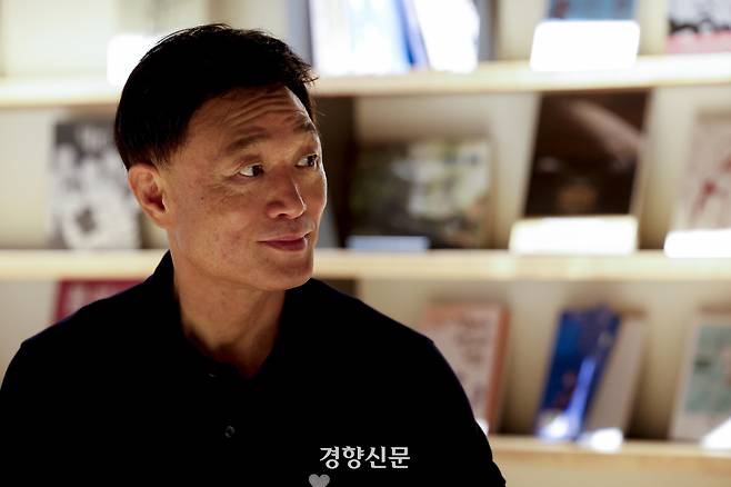 여행 에세이 <짐 챙겨>를 낸 프로듀서 겸 작가 김영희. 그는 MBC 재직시절 <느낌표>, <칭찬합시다> 등 인기 예능 프로그램을 연출했다. 문재원 기자