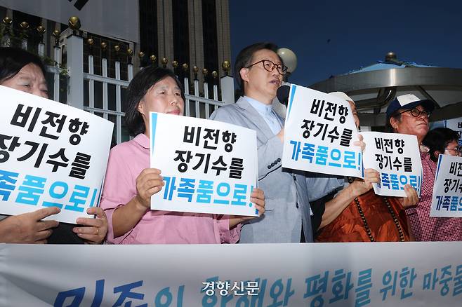 비전향장기수 2차송환 추진위원회 소속 활동가들이 12일 서울 세종로 정부서울청사 앞에서 기자회견을 열고 2차송환을 희망하는 6명의 비전향장기수 송환을 정부에 촉구하고 있다. 2025.8.12. 정지윤 선임기자