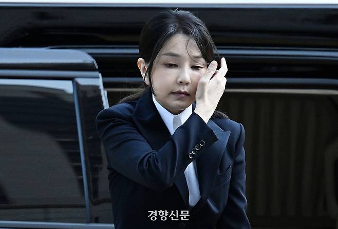 자본시장법 위반, 정치자금법 위반, 특정범죄 가중처벌법상 알선 수재 혐의를 받고 있는 김건희 여사가 12일 오전 서울 서초구 서울중앙지방법원에 영장실질심사를 받기 위해 출석하고 있다. 권도현 기자