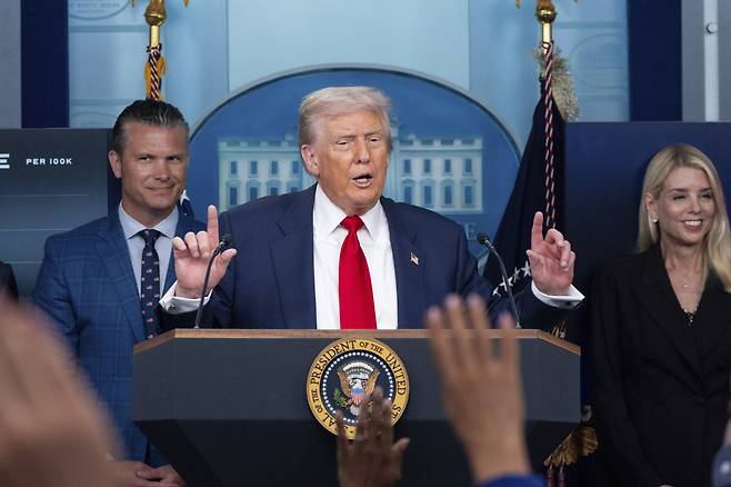 언론 질의에 답변 도널드 트럼프 미국 대통령이 11일(현지시간) 백악관 브리핑룸에서 기자들 질문에 답하고 있다. AP연합뉴스